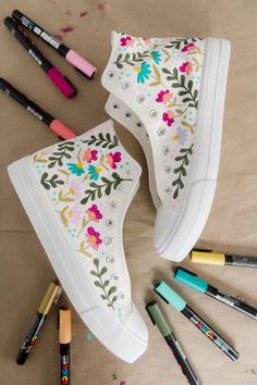 Sneakers Painting Ideas, Shoe Painting Ideas, Painting Ideas Flowers, Sneakers Painting, Diy Converse, Shoe Painting, Painted Converse