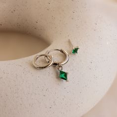 Celebre una ocasión especial con nuestro juego de aretes con dijes de esmeralda, que incluye tres aretes únicos con piedras preciosas de esmeralda que complementan cualquier atuendo. Las esmeraldas verdes vibrantes simbolizan la renovación y el crecimiento, ¡perfectas para agregar un toque de color y mística!

 Este anuncio se puede comprar como un juego de 3 aretes individuales o como un juego completo de 3 pares de aretes (Ahorre 10%). Puede elegir la opción que desee en el menú desplegable. Emerald Cut Green Sterling Silver Earrings, Modern Green Earrings For May Birthstone, Modern Green May Birthstone Earrings, Emerald Green Earrings For Anniversary, Single Emerald Earring For May Birthstone, Minimalist Green Earrings For Anniversary, Green Minimalist Earrings For Anniversary, Fine Jewelry Emerald Single Earring, Modern Green Earrings For Anniversary