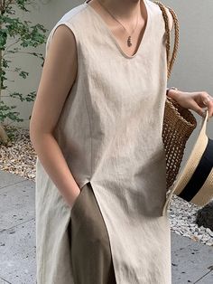 Top sin mangas suelto con cuello en V y lado dividido de color sólido V Neck Vest, Sleeveless Outfit, Travel Dress, Simple Dress, Solid Tops, Vintage Summer, Long Blouse, Linen Women, Long Shirt