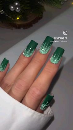 green Christmas nails for the holidays. festive nails ideas.