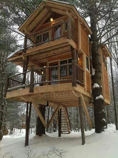 a tree house built into the side of a forest