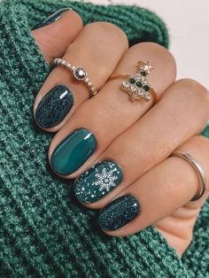 15 Short Winter Nail Ideas for 2023-2024 Trendy Nail Art Winter, Winter Gel Nails, Snow Nails, Winter Nails Acrylic, Winter Nail