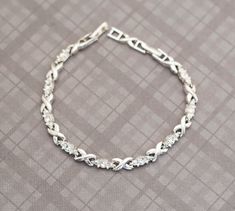 Beautiful vintage minimalist silver tone infinity bracelet by Avon. GENERAL DESCRIPTION  Vintage Bracelet Color: Silver Tone Brand: Avon Bracelet Length: 8 Inches Last photo includes measurements of bracelet If you have any questions please feel free to message me!