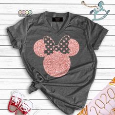 Disney Mignon, Minnie Mouse Shirt, Disneyland Birthday, Glitter Rose Gold, Idee Cricut, Disney Trip Shirts, V Neck Shirts, Minnie Shirt, Disney T Shirt