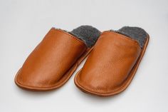 ~ Handmade warm genuine brown leather and black merino wool slippers for women with leather sole. ~ Made of high quality and natural merino wool, which let your skin breath and feet will not be sweating. It's a perfect gift for yourself and for your friends. ~ Sizing: Measure your foot by tracing it on a piece of paper. Make sure to keep the pencil/pen at 90 degrees to the surface of the paper. Measure the longest distance between your heel and toes. Slipper sizes according to the length of your Mens House Shoes, Yellow Slippers, Personalized Slippers, Slippers For Men, Black Slippers, Wool Slippers, Warm Slippers, Slippers For Women, Pencil Pen