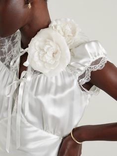 EXCLUSIVE AT NET-A-PORTER. Rodarte's brooch makes your bridal looks feel even more special. Resembling a cluster of blooming flowers, it has soft organza petals and a pin fastening that will easily affix to the neckline or waist of your outfit. Rodarte Bridal, Rodarte Spring 2023, Rodarte Lace Dress, Rodarte 2022, Rodarte White Dress, White Bar, Black Pins, Beauty Sets, Raffia Bag