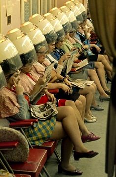 1960’s hair salon 1960’s Hair, 1960s Hair, Patras, Mary Quant, Beauty Parlor, People Sitting, Diy Vintage, Mode Vintage