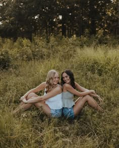 Brooklyn & Jenna 🫶🏼 if you can’t tell the bestie shoots are a hit and I’m loving them🤩 #oklahomaphotographer #friendphotoshoot Photo Shoot Poses Best Friends, Bff Photo Shoot Ideas, Best Friend Photography Poses, Photography Poses Best Friends, Poses Two Friends, Photography Poses With Best Friend, Poses For Friends Photoshoot, Bsf Photo Shoot