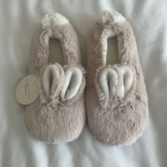 Jamie Kay Snuggle Bunnies Slippers Nwt Size 27/28. (Toddler Size 10/11 In U.S.) Brand New With Tags. Super Soft And Cute! Bunny Slippers, Jamie Kay, Toddler Sizes, Kids Shoes, New Zealand, Kids Shop, Slippers, Size 10, United States