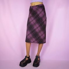 The Vintage 90s Purple Plaid Midi Skirt is a dark purple checkered midi skirt featuring a side zipper closure. Perfect for a preppy and casual outfit. ESTIMATED SIZE S TAG SIZE EUR 40 MEASUREMENTS Length 69cm - 27.17 inch Waist 70cm - 27.56 inch Hips 92cm - 36.22 inch Our model is 172 cm tall and usually wears size XS. We ship worldwide from Spain and offer free shipping on all orders when you buy 3 items or more! ♥ https://adultworldshop.etsy.com ♥ WWW.ADULTWORLDSHOP.NET ♥ INSTAGRAM & TIKTOK @a Casual Purple Skirt For Winter, Casual Purple Skirt For Fall, Trendy Purple Skirt For Fall, Fall Purple Midi Skirt, Purple Midi Skirt, Purple Checkered, Purple Plaid, Halloween Shopping, Vintage 90s