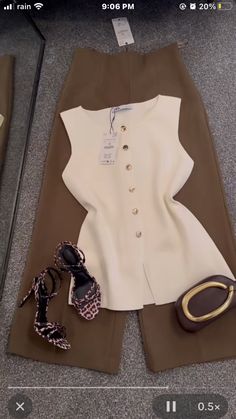 Basic Clothes Essentials, Boss Lady Style, Mon Dressing, Conservative Outfits, Modest Dresses Fashion, Time Clothes, Corporate Dress, Casual Formal Dresses, Classy Suits