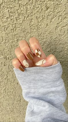 Brown Nails Acrylic Checkered, Cute Nails Beige, Beige Brown Nails Design, Acrylic Nails Ideas Neutral Colors, Brown Nails Ideas Simple, Cream Green Nails, Gel Nails Ideas Short Brown, Short Nails For Homecoming, Brown And Tan Checkered Nails