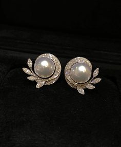 Gold Earrings Simple Designs, Luxury Pearl Earrings For Engagement, Luxury Traditional Pearl Earrings, Pearl Earrings Studs Aesthetic, Pearl Studs Earrings Gold Indian, Pearl Earrings Aesthetic, Luxury Gold Pearl Earrings With Intricate Design, Latest Gold Earrings