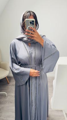 The elegance of the Abaya from Dubai, by Maison Dubaya Quality gray abaya chosen with care. Size guide: Emirati size Between 1m56 and 1m62: 54 (between 36-44 FR size) Between 1m63 and 1m67: 56 (between 36-46 FR size) Between 1m68 and 1m72: 58 (between 38-48 FR size) Between 1m73 and 1m78: 60 (between 38-48 FR size) Washing is done by hand, or delicate washing in the washing machine. Gray Abaya, Pretty Abayas, Christian Fits, Grey Moodboard, Modest Girly Outfits, Abaya Fashion Dubai, Abaya Style, Hijab Trends, Casual Trends