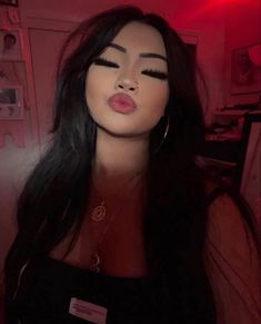 Dark Fem Makeup, Baddie Makeup Aesthetic, Makeup Looks Latina, Mexican Makeup Look, Goth Latina Makeup, Hot Makeup Looks, Ig Baddie Makeup, Abg Makeup, Latin Makeup