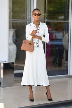 Diner Outfits, Jasmine Tookes Style, Jasmin Tookes, Scandi Fashion, Summer Office Outfits, Chique Outfit, Jasmine Tookes, Elegant Sweater, Styling Inspiration