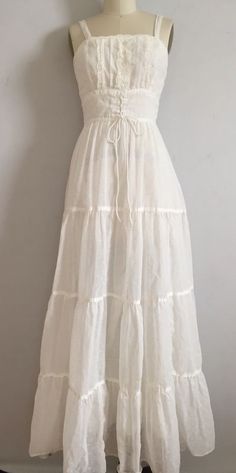 Vintage White Sundress, Long White Vintage Dress, White Dresses Hippie, Vintage Maxi Dresses, White Prairie Dress, Maxi Sundress Outfit, 70s Flowy Dress, White 70s Dress, 1970s Prairie Dress