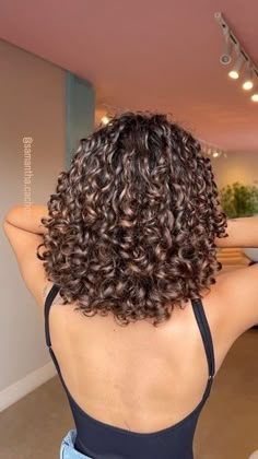 En Saison Dress, Homey Brown Curly Hair, Layered Coily Hair, Highlights On Short Curly Hair, Short Curly Highlights, Curly Hair Cuts Medium, Curly Haircut Ideas Medium, 3c Short Curly Hair, Curly Hair Medium Length Haircuts