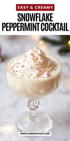 Need a cocktail that looks as festive as it tastes? The snowflake peppermint cocktail is frosty, minty, and perfect for a white Christmas vibe. Save this pin for a magical holiday drink! White Christmas Cocktail Recipe, Peppermint Christmas Cocktails, Peppermint Drinks Alcohol, Christmas Adult Drinks, Alcoholic Christmas Drinks, Peppermint Cocktails, Cocktails For Christmas, Smell Christmas, Fancy Beverages