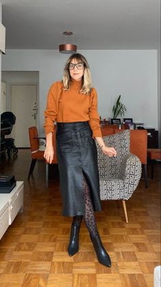 Vintage Leather Skirt Outfit, Aline Leather Skirt Outfits, Leather Skirt Outfits Winter, Long Leather Skirt Outfit Winter, Leather A Line Skirt Outfit, Leather Long Skirt Outfit, Long Black Leather Skirt Outfit, Midi Leather Skirt Outfit, Leather Midi Skirt Outfit