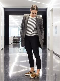 Sneakers At Work, Sneakers For Work, Sneakers To Work, Sneakers Outfit Work, Work Closet, Pijamas Women, How To Wear Sneakers, Sneaker Outfits Women, Corporate Dress