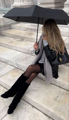 Stylish Aesthetic Outfits, It Girl Autumn, Dark Hair Fashion Outfits, Black Outfit Aesthetic Classy, Autumn Fits Aesthetic, Winter Outfits For Paris, B Day Outfits, Classy Style Aesthetic, Winter Boots Aesthetic