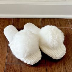 Nwt Ariana Bohling White Alpaca Slippers With Genuine Leather Sole. Upper: 30% Alpaca 70% Wool Pompom: 100% Alpaca Lining: 100% Polyester Sole: 100% Cow Suede These Slippers Are Individually Handmade In Peru With Locally Sourced Material And Alpaca. Not Only Will These Slippers Warm Your Feet, But They Will Enrich The Lives Of The People Who Made Them. Smoke Free Home. White Closed Toe Slippers With Cushioned Footbed, White Slippers With Textured Footbed And Round Toe, White Textured Footbed Slippers With Round Toe, White Flat Slippers With Textured Footbed, White Round Toe Slippers For Spring, Cozy White Closed Toe Slippers, White Open Toe Indoor Slippers, White Textured Slippers For Spring, White Slippers With Cushioned Footbed And Round Toe