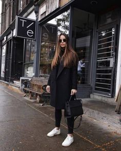 Witte Sneakers Outfit, Black Haircut Styles, Black Coat Outfit, Mantel Outfit, Winter Mode Outfits, Tennis Shoes Outfit, Tall Fashion, Coat Outfit