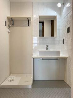 a bathroom with a sink, mirror and bathtub in it's stall area