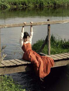 a woman sitting on a wooden bridge next to a body of water with the caption'solo por hoy amor '