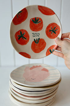 Platos de cerámica hechos a mano, con ilustraciones de tomates coloridos y otro plato con dibujo de coracón y carita feliz Plat Decoration Ideas, Tomato Pottery Painting, Pottery Coloring Ideas, Painted Ceramic Ideas, Cermanics Ideas Aesthetic, Painted Plates Diy, Cute Painted Pottery, Tomato Craft, Pottery Plate Painting