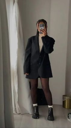 Foto: lisa.onuoha - Quer a aproveitar seu blazer em looks super autênticos, então confira nossas dicas de como atualizar a peça e passar longe do óbvio. Blazer oversized, blusa de gola alta, meia calçã e coturno tratorado. Sixth Form Outfits, Looks Pinterest, Neue Outfits, Winter Mode, Looks Black, 가을 패션