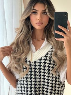 Hair Inspiration Black Women, Blonde Hair Light, Hair Light Brown, Hair Color Underneath, Ombre Hair Blonde, Hair Light, Dark Hair With Highlights, Dirty Blonde Hair, Hair Color Pastel