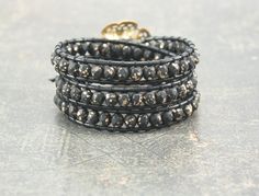 Black Bracelet, Bronze Gold, Button Jewelry, Black Bracelets, Bracelet Vintage, Leather Wrap Bracelet, Vintage Button, Leather Wraps, Gold Black