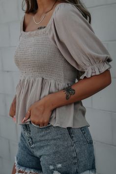 Trendy Tops For Women 2023, Summer Tops Modest, Modest Summer Tops, Summer Blouse Outfit, Feminine Clothing, Modest Tops, Western Style Outfits, Western Tops, Smocked Top