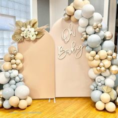 balloons are arranged in the shape of archs for a baby's first birthday party