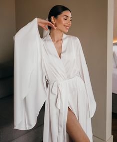 Elegant Bridal Kimono Robe with Train - High-Quality Silk, Custom Length & Colors Elevate your special day with our luxurious handmade bridal kimono robe, crafted from premium silk for an opulent, soft feel. Designed for comfort and style, this robe is perfect for the bride and her bridesmaids as they get ready for the big day. 🕊 Our Features: ◦ Material: Made from high-quality silk that drapes beautifully and feels incredibly smooth against the skin. ◦ Handmade & Customizable: Each robe is car Wedding Getting Ready Outfit, Bridal Kimono Robe, Bride Kimono, Silk Bridal Robe, Bridal Dressing Gown, Chic Loungewear, Bride And Her Bridesmaids, Bridal Kimono, Wedding Getting Ready