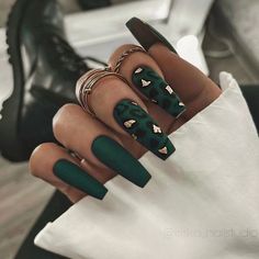 2024 Dark Spring Nails: Matte, Gothic, and Aesthetic Art Designs Kelly Green Nails Design, Dark Spring Nails, Parlor Design, Nail Art Vert, Matte Green Nails, Dark Spring, Emerald Nails, Green Acrylic Nails