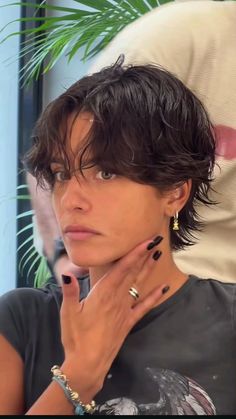 Under Chin Haircut, Short Fem Hairstyles, 60s Mod Pixie Cut, Wynonna Ryder Short Hair, Young Winona Ryder Short Hair, My Type Of Woman, Women Short Mullet, Short Haircut Indian, Queer Women Hair