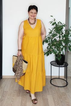 Cum să porţi rochii de vară dacă eşti plinuţă - Maxine Over 50 Over 40 Outfits, 60 Fashion, Plus Size Fashion For Women, Dress Sewing Patterns, Classic Outfits, Mom Style, African Dress, Fashion Sewing