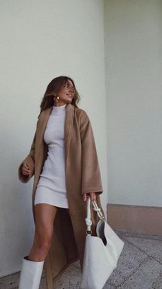 Cute Comfortable Travel Outfits, Fall Outfits Bar Night, Cute Outfits Minimalist, Women’s Winter Dress Outfits, Short Bodycon Dress Outfit, Kelsey Floyd, Tan Peacoat, Outfit Chic, Stil Elegant