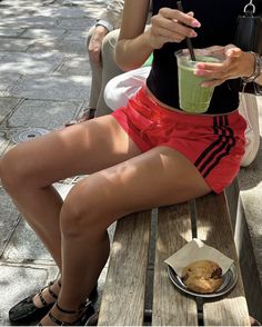 Sporty Shorts Outfit, Adidas Shorts Outfit, Red Shorts Outfit, Berlin Street Style, Minimal Street Style, Street Style Parisian, Summer Shorts Outfits, Shorts Outfit, Summer Outfit Inspiration