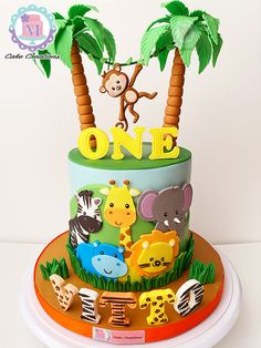 Jungle Theme Cake 2nd Birthday, Cake Animals Jungle, Safari Theme Cake Design, Wild Safari Cake, Jungle Safari Theme Cake, Wild Animal Cake Jungle Theme, Cake With Animals Birthday, Wild Animal Cakes For Kids, Wild Animals Birthday Cake