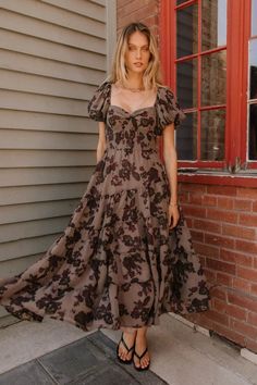 Maxi dress in brown Mauve Floral Dress, Neutral Floral Dress, Fall Garden Party Outfit, Formal Fall Dresses, Semi Formal Wedding Guest Dress, Light Summer Clothes, Dinner Party Dress, Fall Floral Dress, Dress Code Wedding