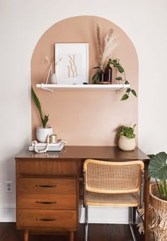 Bohemian midcentury modern desk with caned chair, hanging shelf, plants, and pampas grass. Interior Design Per La Casa, 아파트 인테리어, Home Office Design, 인테리어 디자인, Home Office Decor, Room Makeover, Home Deco