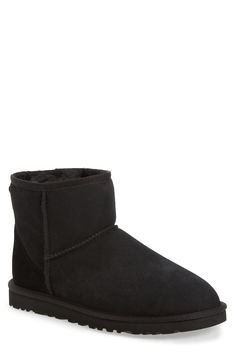 Classic Boots Woman, Ugg Classic Mini Boot, Ugg Classic Mini Ii, Ugg Boots Short, Short Uggs, Ugg Classic Mini, Womens Ugg Boots, Shearling Boots, Ugg Classic