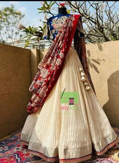 Lehanga Colours Combination, Cream Lehenga Combination, Cream Half Saree, Kalamkari Lehenga, Marriage Outfit, Celebrity Style Dresses, Ghaghra Choli, Lehenga Crop Top, Mirror Work Lehenga