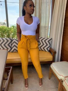 Chique Outfit, Ootd Women, Summer Work Outfits, School Looks, Outfit Trends, Colored Pants, Looks Chic, Work Outfits Women