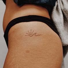 Sun and wave tattoo in fine line Tattoo Sonne, Beachy Tattoos, Om Tattoo, Petite Tattoos, Classy Tattoos, Cute Tattoos For Women, Waves Tattoo, Discreet Tattoos, Sun Tattoo