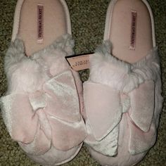 Victoria Secret Pink Slippers Size S (5-6) Cozy Extra Soft Slippers Color Pink Love Big Bow In Front Fluffy & Super Soft *Super Cute And Fuzzy Brand New Unused Unopened My Favorite Slippers I Wear Pet/Smoke Free Home *Also Available In Black M (7-8) And Pink M (7-8) See Pics Above And Also See My Closet For Availability *Makes Great Gift Best Slippers Ever, I Have A Pair Best Slippers, Pink Slippers, Kitty Party, Hello Kitty Party, Pink Pajamas, Kawaii Stuff, Soft Slippers, Victoria Secrets, Cat Party